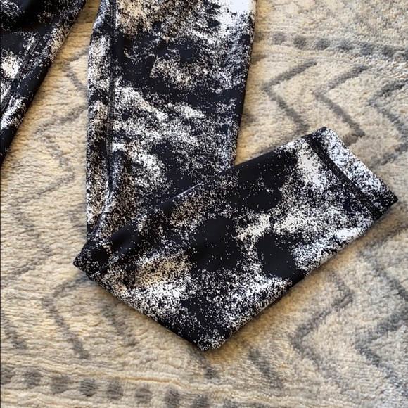Lululemon women’s leggings, size 4, like new - Picture 3 of 7